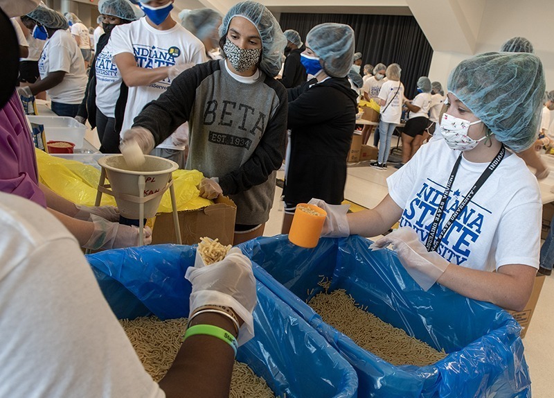students packing meals